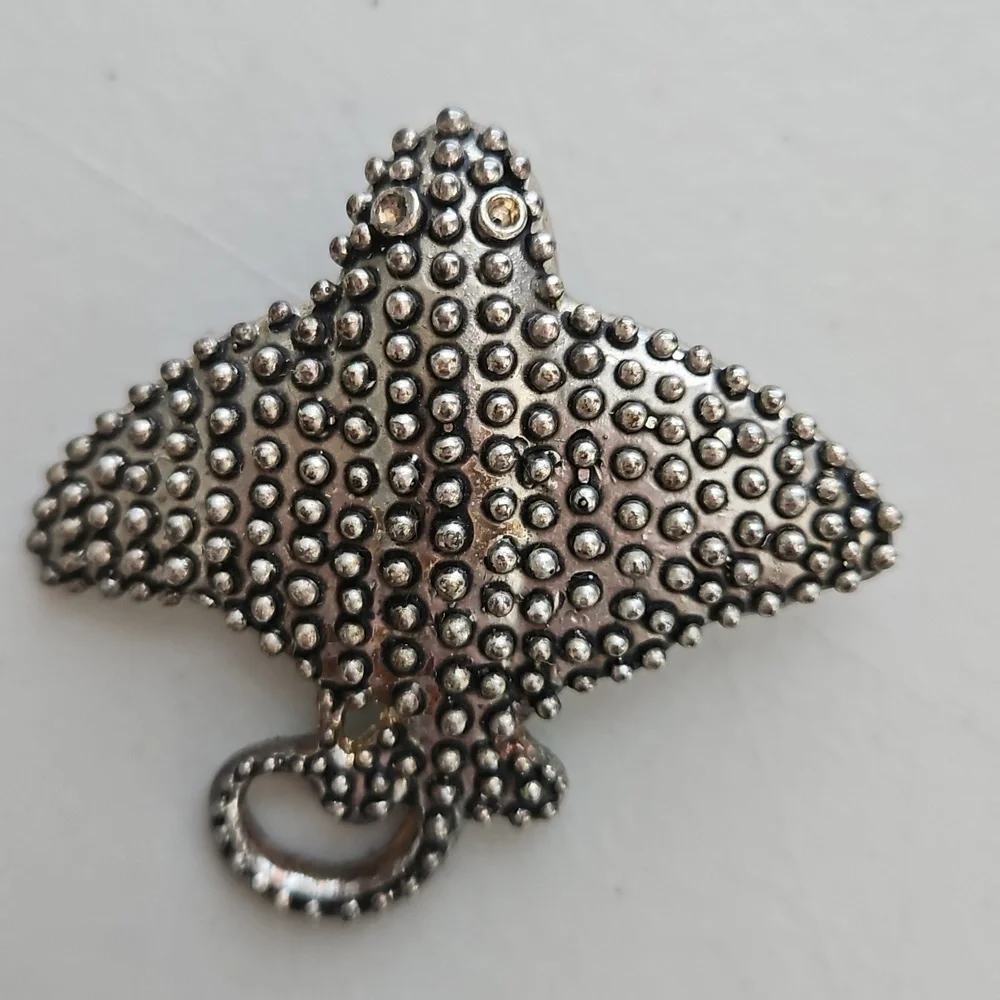 Silvertone & Rhinestone Eyes Sting Ray 3D Brooch